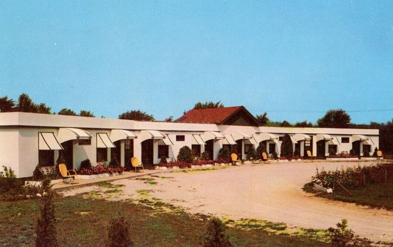 Whites Motel (Woodys Bar & Motel) - Vintage Postcard (newer photo)